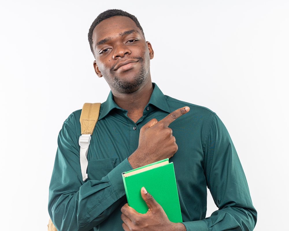 jovem-estudante-afro-americana-satisfeita-com-uma-mochila-segurando-um-livro-e-apontando-para-o-lado
